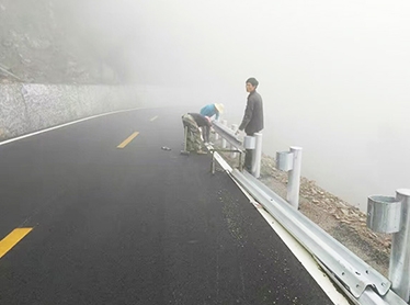 四川高速公路波形護欄安裝